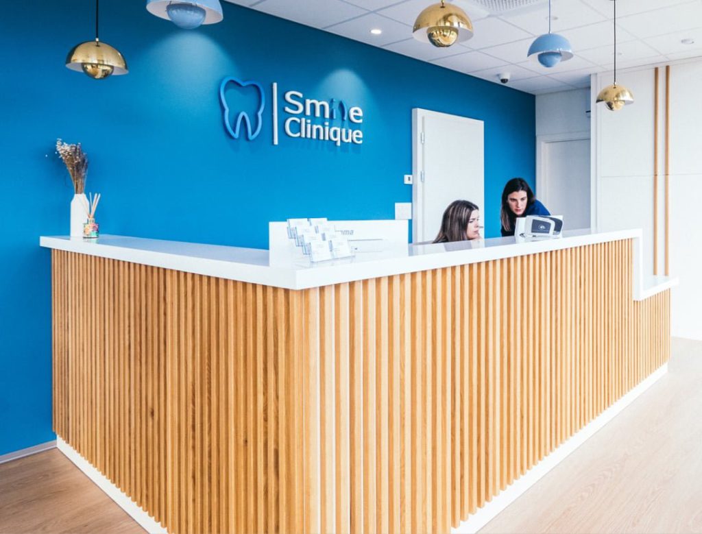 Deux dentistes Nyon sont présentes à l'accueil de Smile Clinique