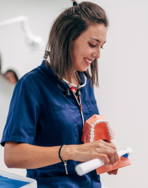 A dental hygienist in Nyon demonstrates how to perform a dental cleaning